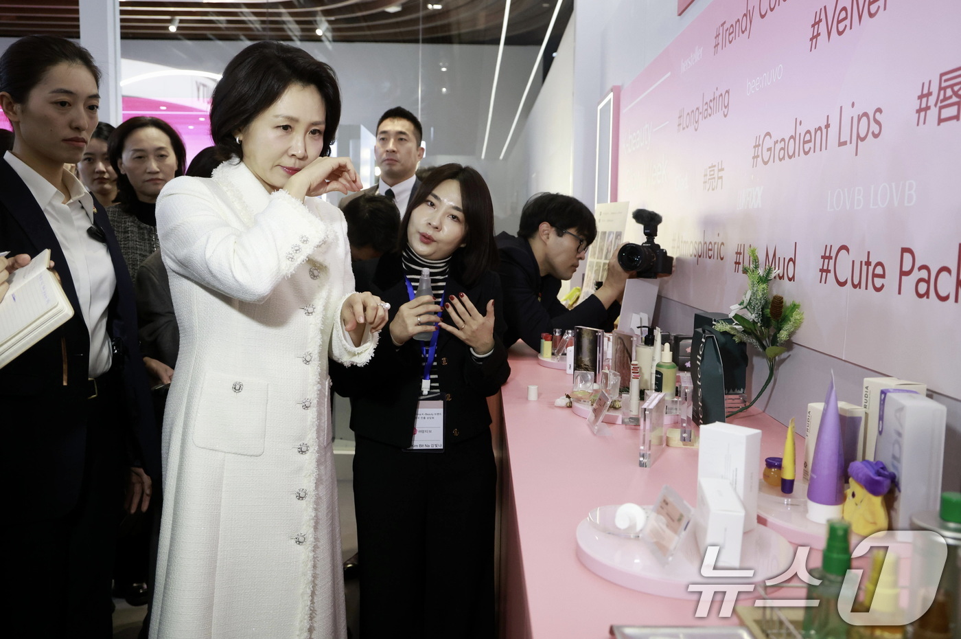 (상하이(중국)=뉴스1) 허경 기자 = 김혜경 여사가 7일 중국 상하이 푸싱아트센터에서 열린 K-뷰티행사에서 화장품을 사용해 보고 있다. 2026.1.7/뉴스1