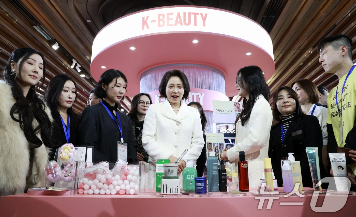 (상하이(중국)=뉴스1) 허경 기자 = 김혜경 여사가 7일 중국 상하이 푸싱아트센터에서 열린 K-뷰티행사에서 전시품을 살펴보고 있다. 2026.1.7/뉴스1