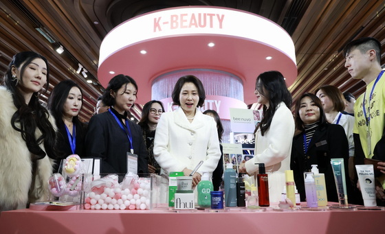 K-뷰티행사 전시품 살펴보는 김혜경 여사