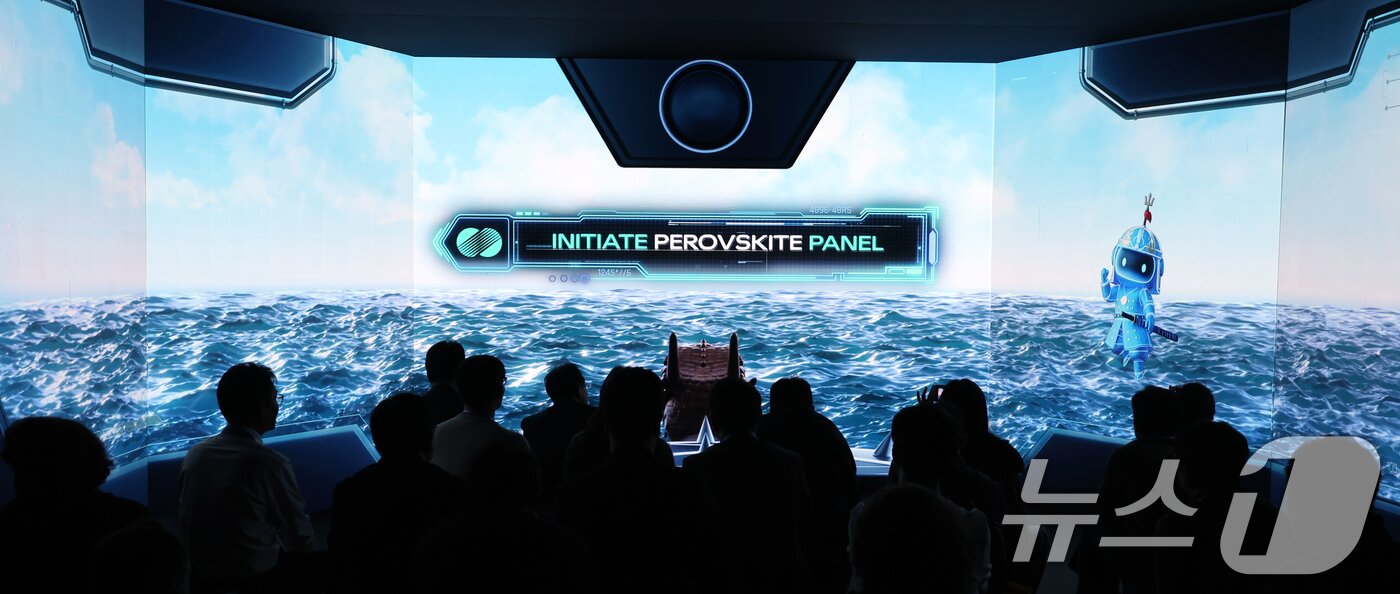 본문 이미지 - 세계 최대 IT(정보기술)·가전 전시회 'CES 2026' 개막 일인 6일(현지시간) 미국 네바다주 라스베이거스 컨벤션센터(LVCC)에서 한전 부스를 찾은 관람객들이 국립중앙박물관과 함께 만든 컨텐츠 체험을 하고 있다. 2026.1.7/뉴스1 ⓒ News1 황기선 기자