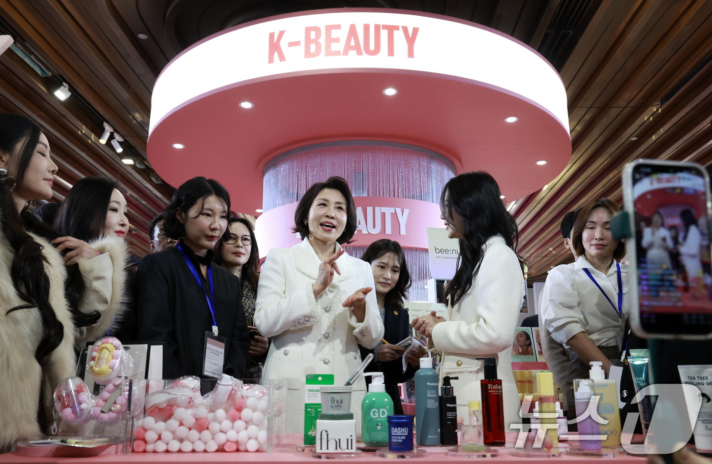 (상하이(중국)=뉴스1) 허경 기자 = 김혜경 여사가 7일 중국 상하이 푸싱아트센터에서 열린 K-뷰티행사에서 인플루언서와 K뷰티에 대해 인터뷰를 하고 있다. 2026.1.7/뉴스1 …