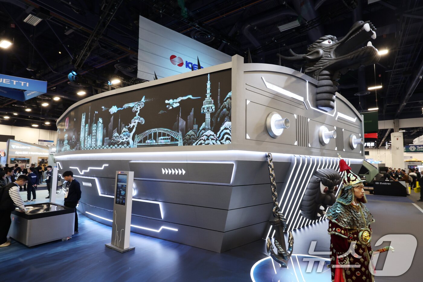 본문 이미지 - 세계 최대 IT(정보기술)·가전 전시회 'CES 2026' 개막 일인 6일(현지시간) 미국 네바다주 라스베이거스 컨벤션센터(LVCC)에 거북선 모양의 한전 부스가 설치돼 있다. 2026.1.7/뉴스1 ⓒ News1 황기선 기자