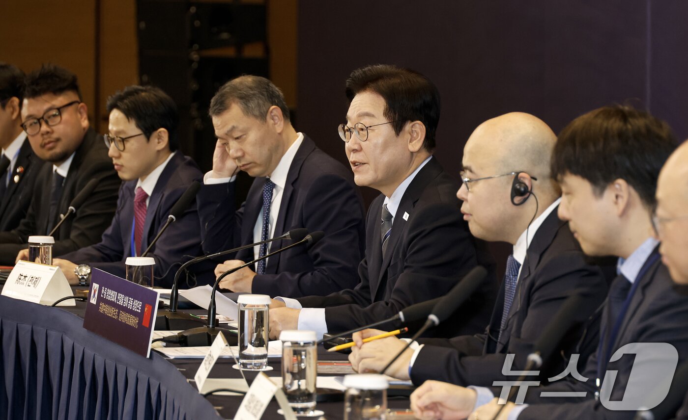 본문 이미지 - 이재명 대통령이 7일 중국 상하이 국제회의중심에서 열린 한·중 벤처스타트업 서밋에서 발언하고 있다. 2026.1.7/뉴스1 ⓒ News1 허경 기자