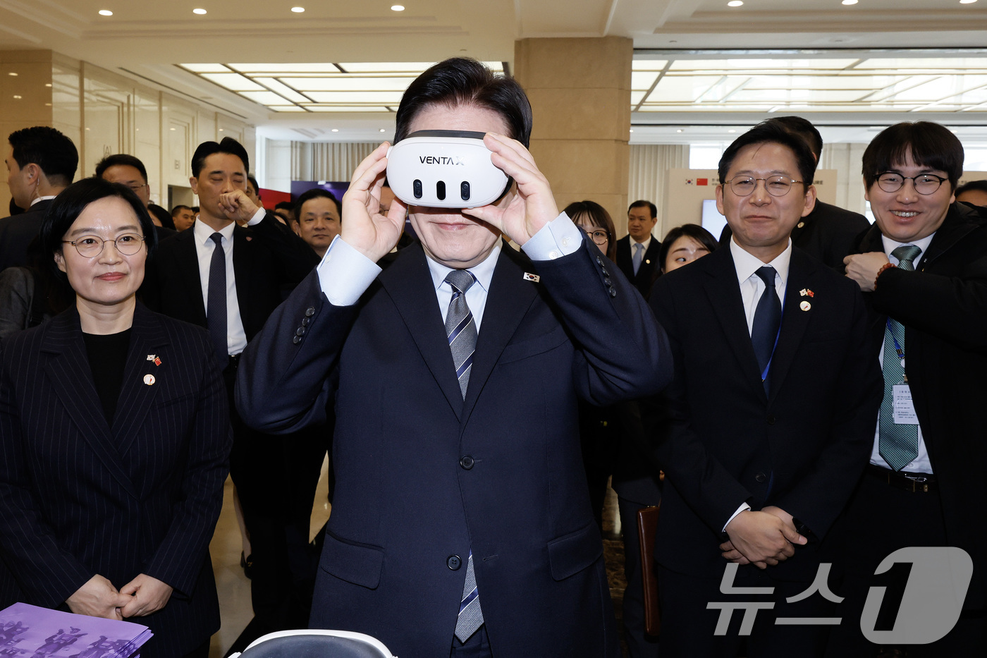 (상하이(중국)=뉴스1) 허경 기자 = 이재명 대통령이 7일 중국 상하이 국제회의중심에서 열린 한중 벤처스타트업 서밋 행사에서 VR기기 벤타X를 체험하고 있다.  2026.1.7/ …