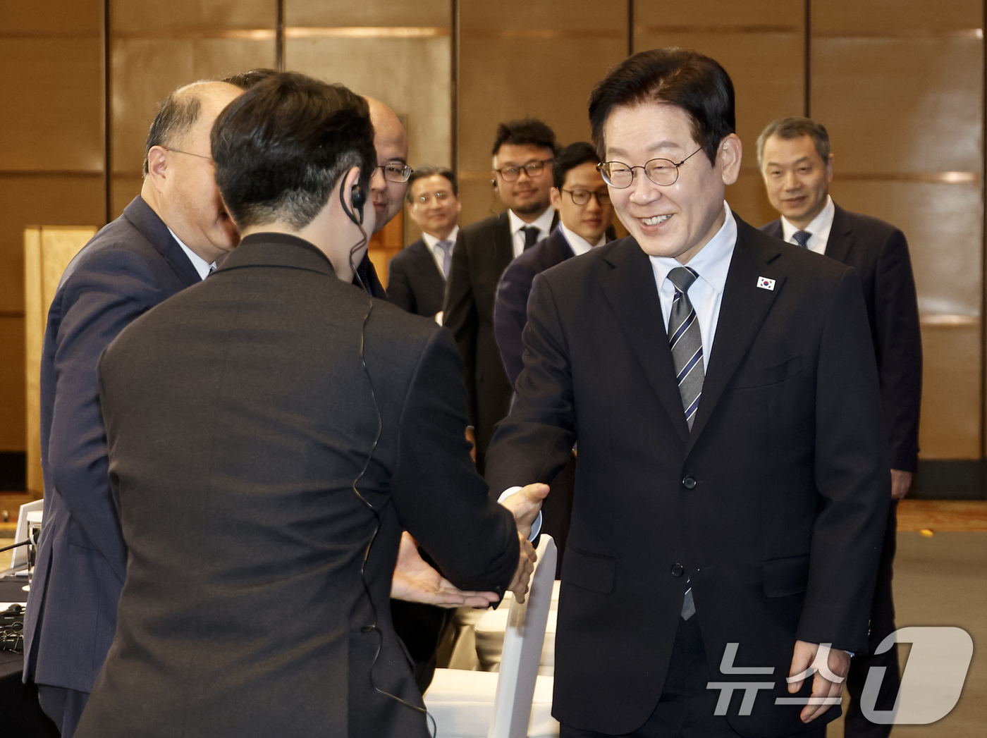 (상하이(중국)=뉴스1) 허경 기자 = 이재명 대통령이 7일 중국 상하이 국제회의중심에서 열린 한·중 벤처스타트업 서밋에서 참석자들과 인사를 나누고 있다. 2026.1.7/뉴스1