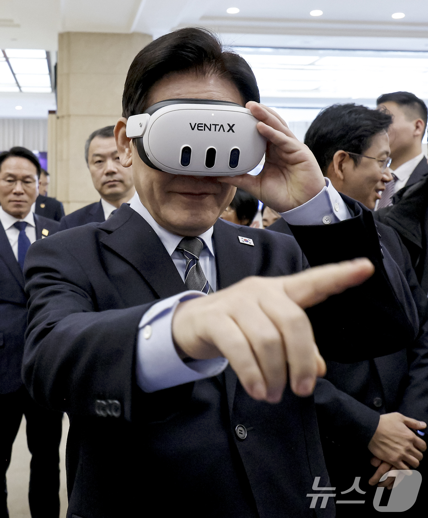 (상하이(중국)=뉴스1) 허경 기자 = 이재명 대통령이 7일 중국 상하이 국제회의중심에서 열린 한중 벤처스타트업 서밋 행사에서 VR기기 벤타X를 체험하고 있다.  2026.1.7/ …