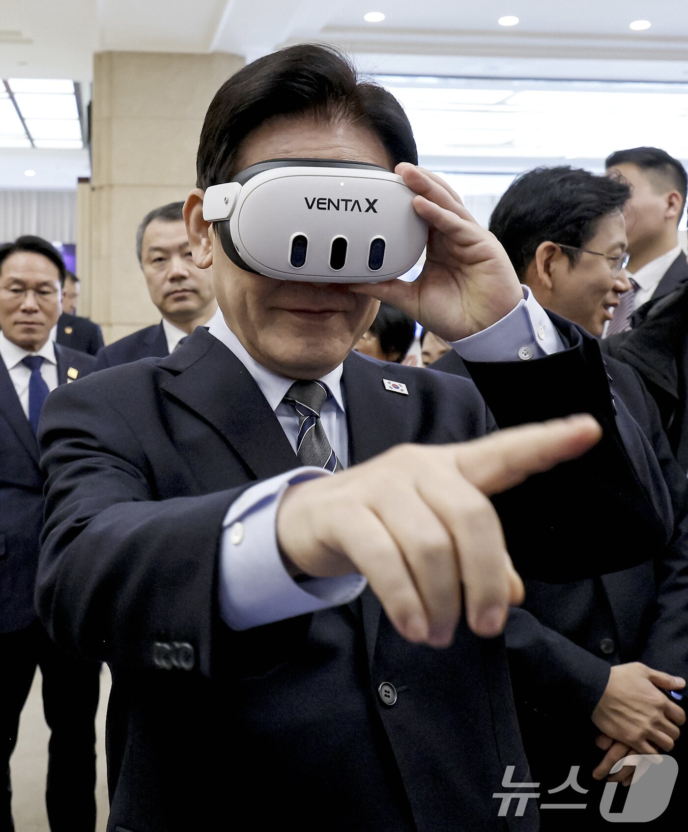 본문 이미지 - 이재명 대통령이 7일 중국 상하이 국제회의중심에서 열린 한중 벤처스타트업 서밋 행사에서 VR기기 벤타X를 체험하고 있다. 2026.1.7/뉴스1 ⓒ News1 허경 기자