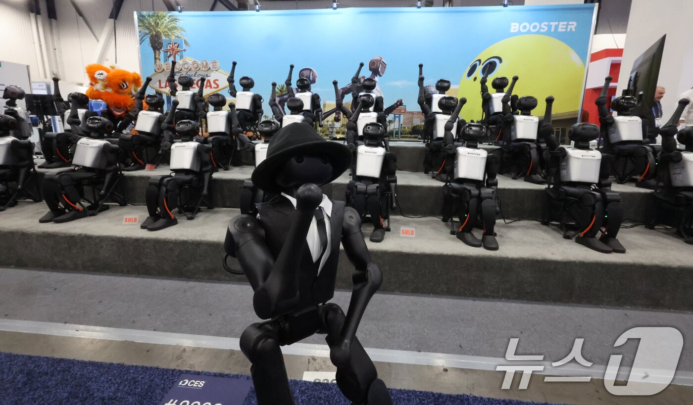 본문 이미지 - 세계 최대 IT(정보기술)·가전 전시회 'CES 2026' 개막 일인 6일(현지시간) 미국 네바다주 라스베이거스 컨벤션센터(LVCC)에서 부스터 로봇이 시연을 하고 있다. 2026.1.7/뉴스1 ⓒ News1 황기선 기자