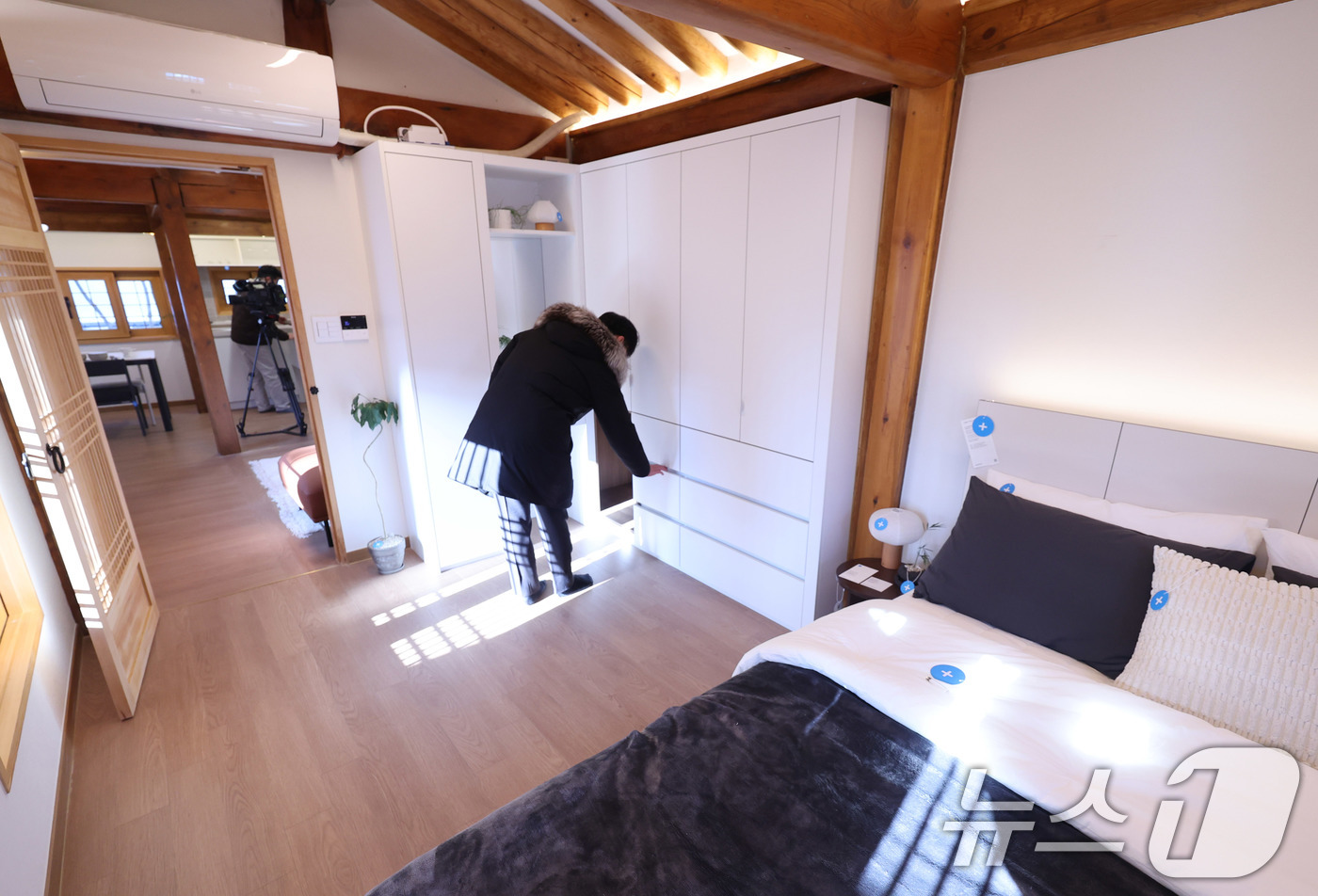 (서울=뉴스1) 박지혜 기자 = 7일 서울 종로구 가회동 미리내집 연계형 공공한옥 1호에서 실제 공급 예정인 한옥을 둘러볼 수 있는 개방행사가 진행되고 있다.서울시는 신혼부부 등 …