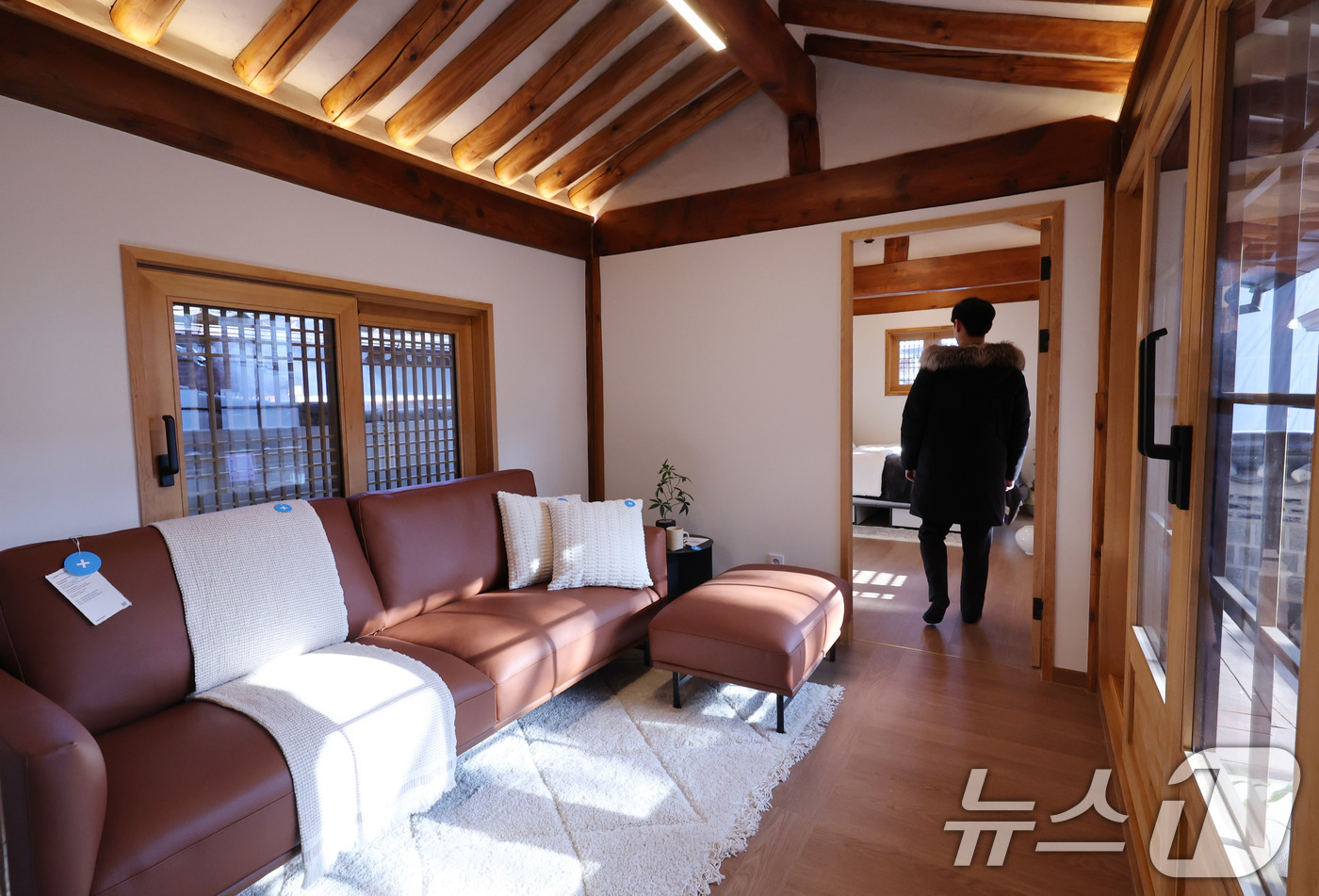 (서울=뉴스1) 박지혜 기자 = 7일 서울 종로구 가회동 미리내집 연계형 공공한옥 1호에서 실제 공급 예정인 한옥을 둘러볼 수 있는 개방행사가 진행되고 있다.서울시는 신혼부부 등 …