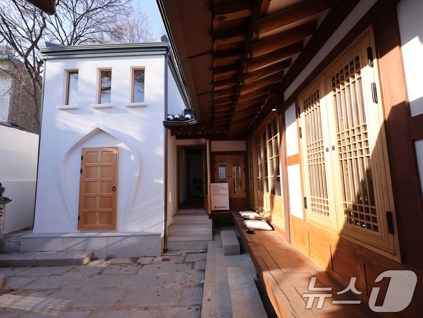 (서울=뉴스1) 박지혜 기자 = 7일 서울 종로구 가회동 미리내집 연계형 공공한옥 1호에서 실제 공급 예정인 한옥을 둘러볼 수 있는 개방행사가 진행되고 있다.서울시는 신혼부부 등 …