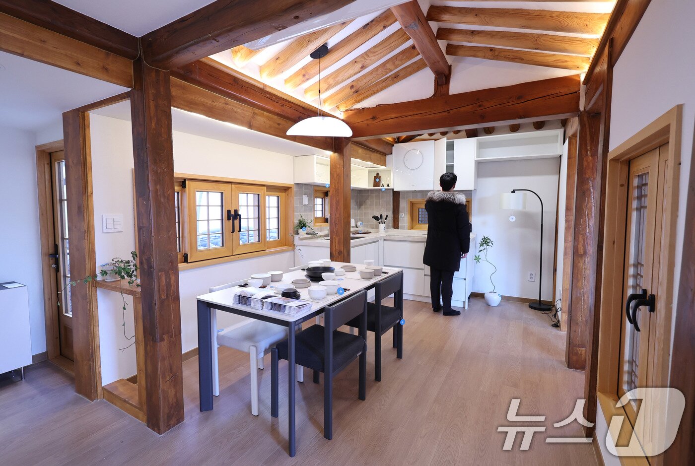 본문 이미지 - 7일 서울 종로구 가회동 미리내집 연계형 공공한옥 1호에서 실제 공급 예정인 한옥을 둘러볼 수 있는 개방행사가 진행되고 있다. 서울시는 신혼부부 등 무주택 가구를 대상으로 외관은 한옥, 실내는 현대식으로 리모델링한 공공한옥 7가구를 시세 대비 60~70% 수준의 임대료로 공급할 예정이다.. 2026.1.7/뉴스1 ⓒ News1 박지혜 기자