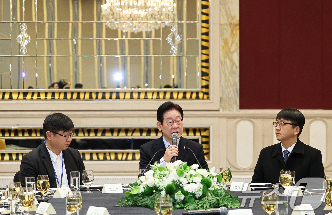 (상하이(중국)=뉴스1) 허경 기자 = 중국을 국빈방문 중인 이재명 대통령이 7일 상하이시에서 열린 순방기자단 오찬간담회에서 발언하고 있다. 2026.1.7/뉴스1