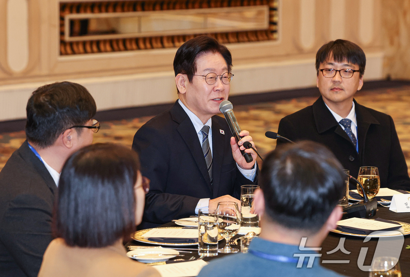 (상하이(중국)=뉴스1) 허경 기자 = 중국을 국빈방문 중인 이재명 대통령이 7일 상하이시에서 열린 순방기자단 오찬간담회에서 발언하고 있다. 2026.1.7/뉴스1