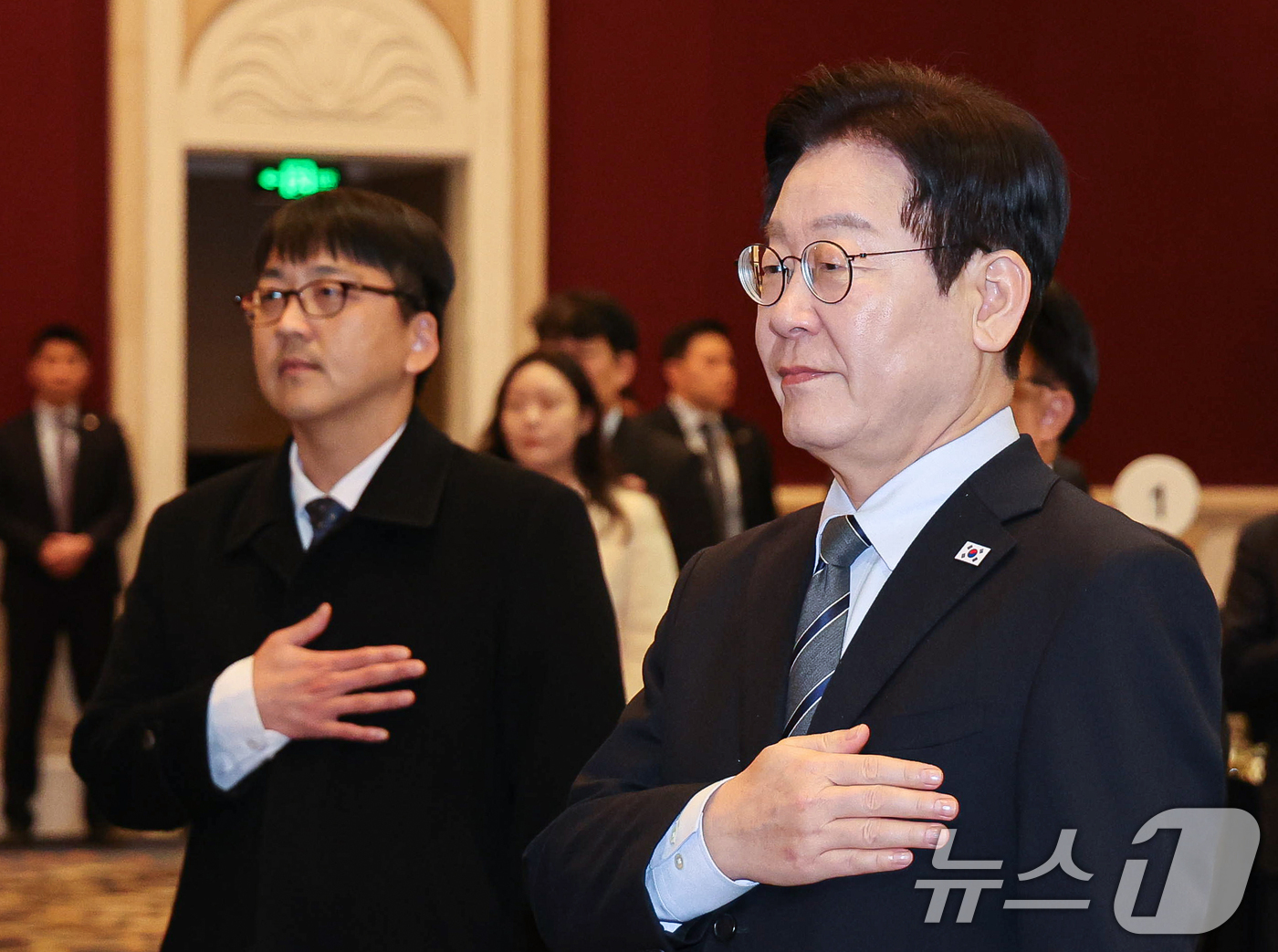 (상하이(중국)=뉴스1) 허경 기자 = 중국을 국빈방문 중인 이재명 대통령이 7일 상하이시에서 열린 순방기자단 오찬간담회에서 국민의례를 하고 있다. 2026.1.7/뉴스1