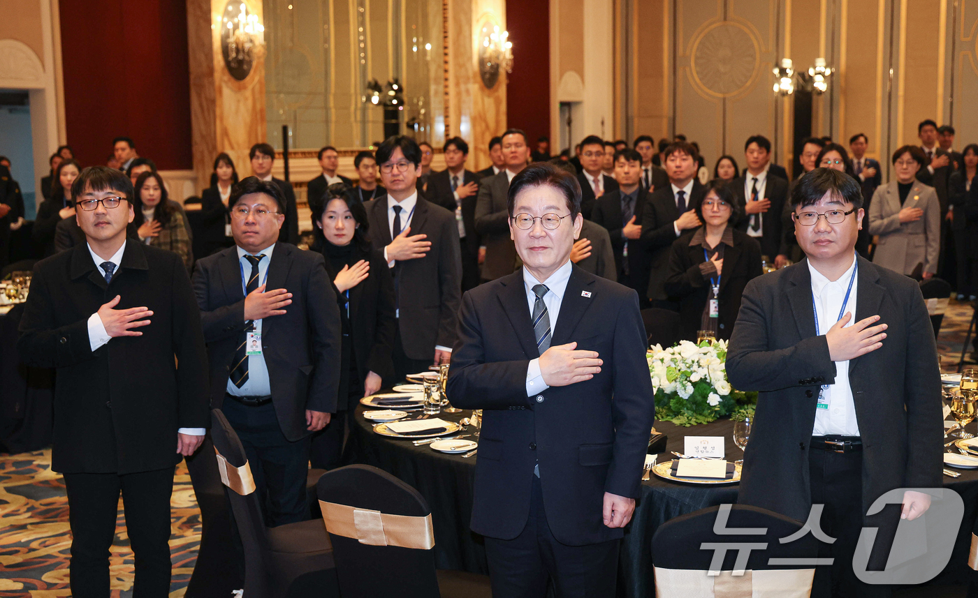(상하이(중국)=뉴스1) 허경 기자 = 중국을 국빈방문 중인 이재명 대통령이 7일 상하이시에서 열린 순방기자단 오찬간담회에서 국민의례를 하고 있다. 2026.1.7/뉴스1
