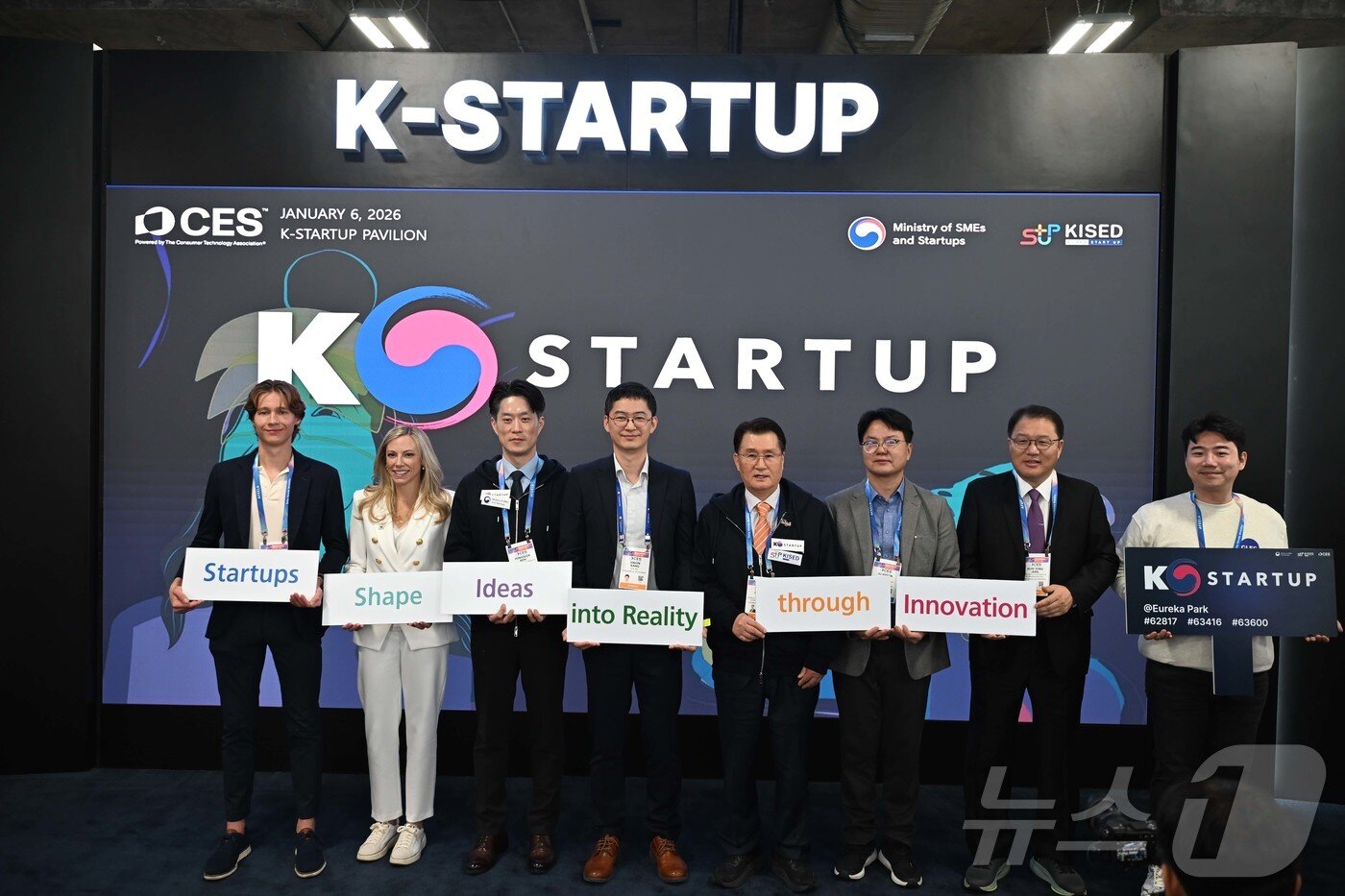 본문 이미지 - 노용석 중소벤처기업부 제1차관(왼쪽 세번째)이 6일(현지시간) 미국 라스베이거스에서 열린 CES 2026 ‘K-스타트업 통합관 개관식’에서 참석자들과 기념촬영을 하고 있다. (중소벤처기업부 제공. 재판매 및 DB 금지) 2026.1.7/뉴스1