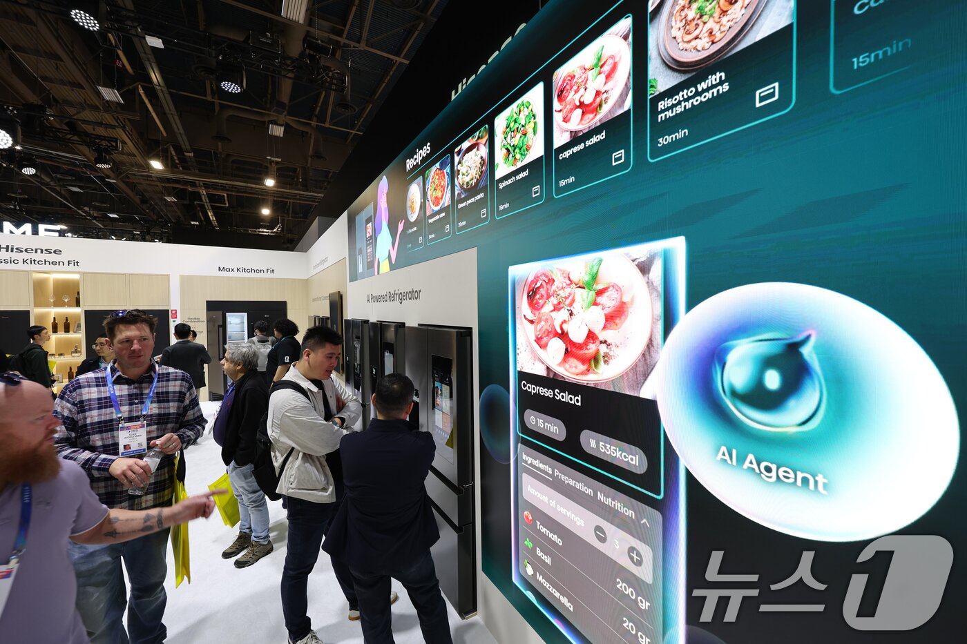 본문 이미지 - 세계 최대 IT(정보기술)·가전 전시회 'CES 2026' 개막 일인 6일(현지시간) 미국 네바다주 라스베이거스 컨벤션센터(LVCC)에서 하이센스 부스를 찾은 관람객들이 제품을 살펴보고 있다. 2026.1.7/뉴스1 ⓒ News1 황기선 기자