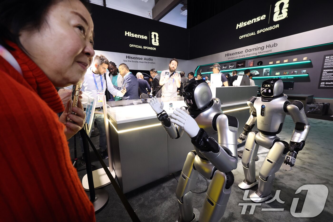 본문 이미지 - 세계 최대 IT(정보기술)·가전 전시회 'CES 2026' 개막 일인 6일(현지시간) 미국 네바다주 라스베이거스 컨벤션센터(LVCC)에서 하이센스 부스를 찾은 관람객들이 제품을 살펴보고 있다. 2026.1.7/뉴스1 ⓒ News1 황기선 기자