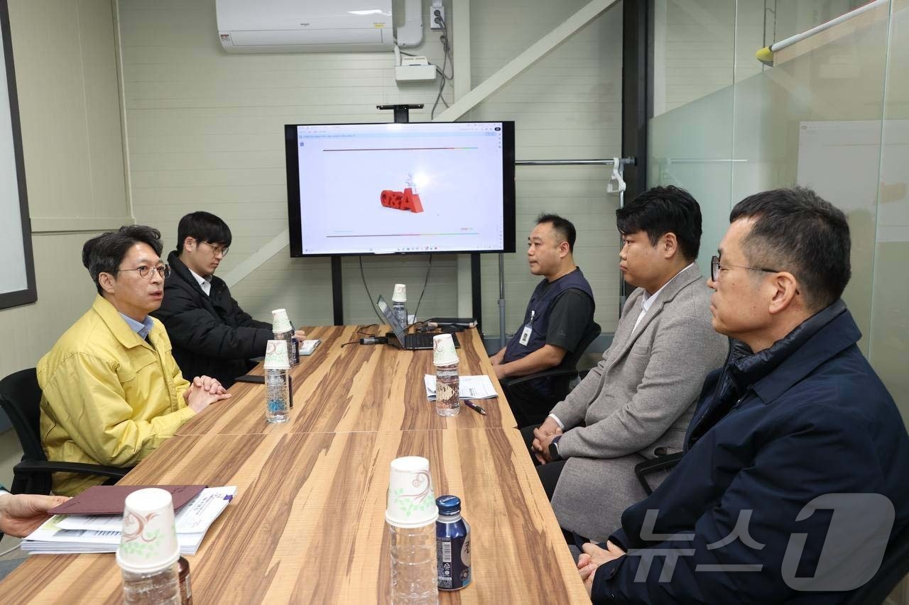 (서울=뉴스1) = 홍지선 국토교통부 제2차관이 7일 오전 취임 이후 첫 현장 행보로 경기 광주시 곤지암읍에 위치한 쿠팡CFS 곤지암1센터를 방문해 관계자들에게 근무 현황 보고를 …