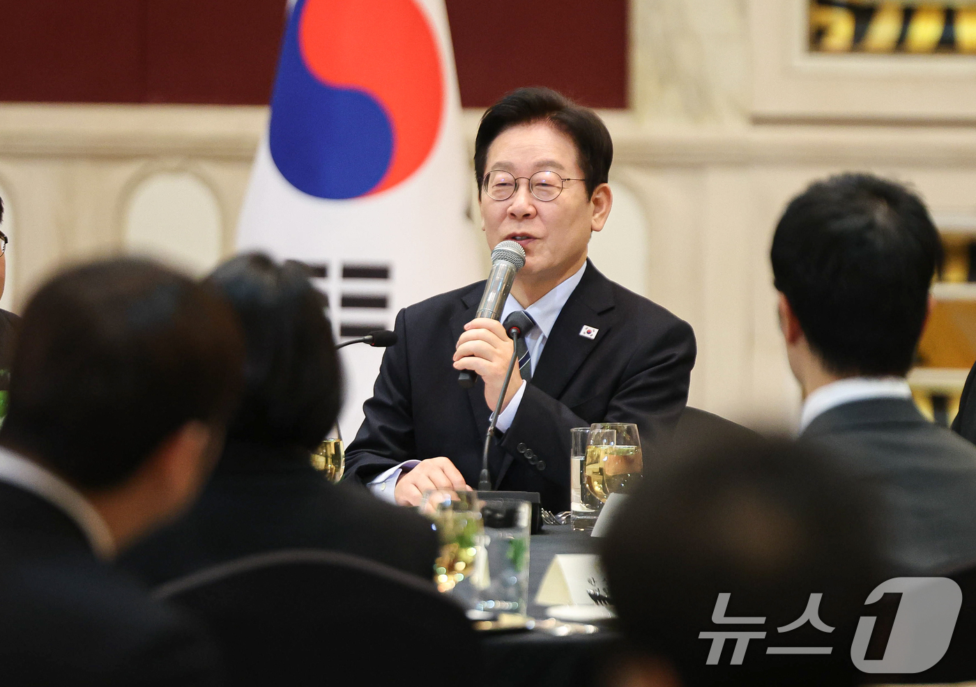 (상하이(중국)=뉴스1) 허경 기자 = 중국을 국빈방문 중인 이재명 대통령이 7일 상하이시에서 열린 순방기자단 오찬간담회에서 발언하고 있다. 2026.1.7/뉴스1