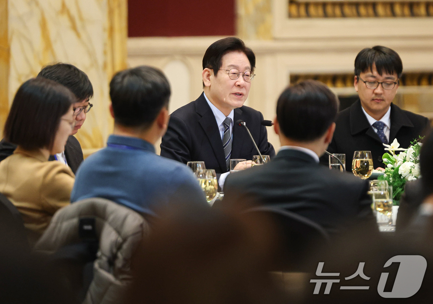 (상하이(중국)=뉴스1) 허경 기자 = 중국을 국빈방문 중인 이재명 대통령이 7일 상하이시에서 열린 순방기자단 오찬간담회에서 취재진 질문에 답변하고 있다. 2026.1.7/뉴스1