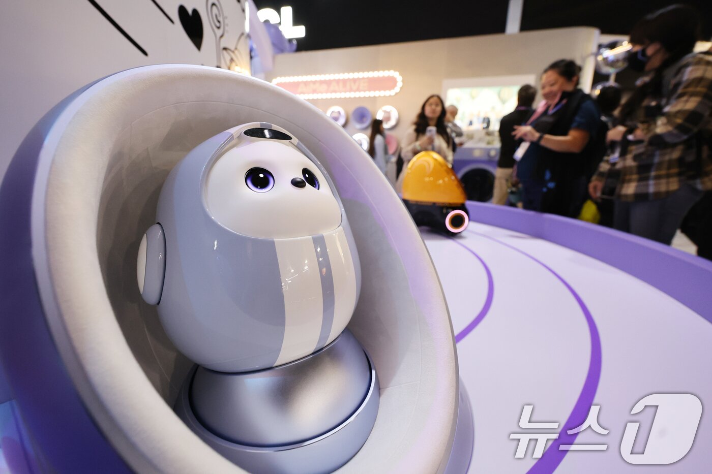 본문 이미지 - 세계 최대 IT(정보기술)·가전 전시회 'CES 2026' 개막 일인 6일(현지시간) 미국 네바다주 라스베이거스 컨벤션센터(LVCC)에서 TCL 부스를 찾은 관람객들이 가정용 로봇 '에이미'를 살펴보고 있다. 2026.1.7/뉴스1 ⓒ News1 황기선 기자