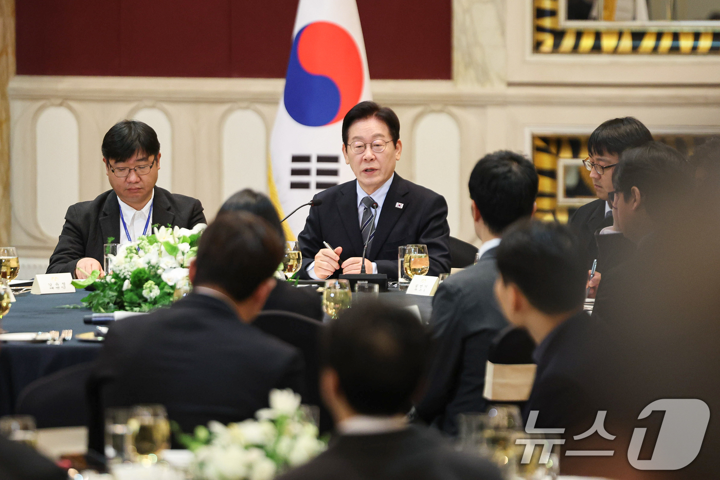 (상하이(중국)=뉴스1) 허경 기자 = 중국을 국빈방문 중인 이재명 대통령이 7일 상하이시에서 열린 순방기자단 오찬간담회에서 발언하고 있다. 2026.1.7/뉴스1