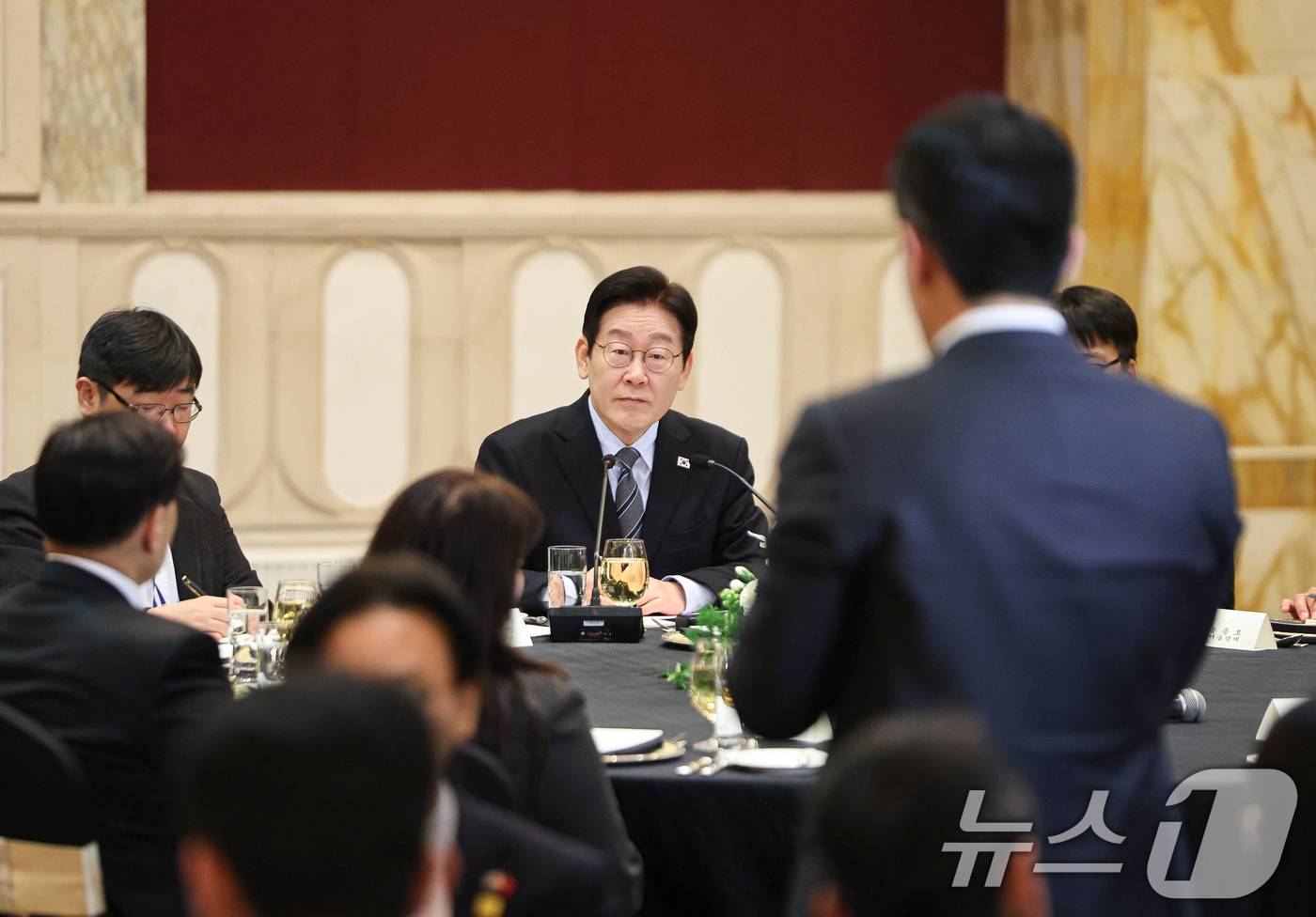 (상하이(중국)=뉴스1) 허경 기자 = 중국을 국빈방문 중인 이재명 대통령이 7일 상하이시에서 열린 순방기자단 오찬간담회에서 취재진 질문을 듣고 있다. 2026.1.7/뉴스1