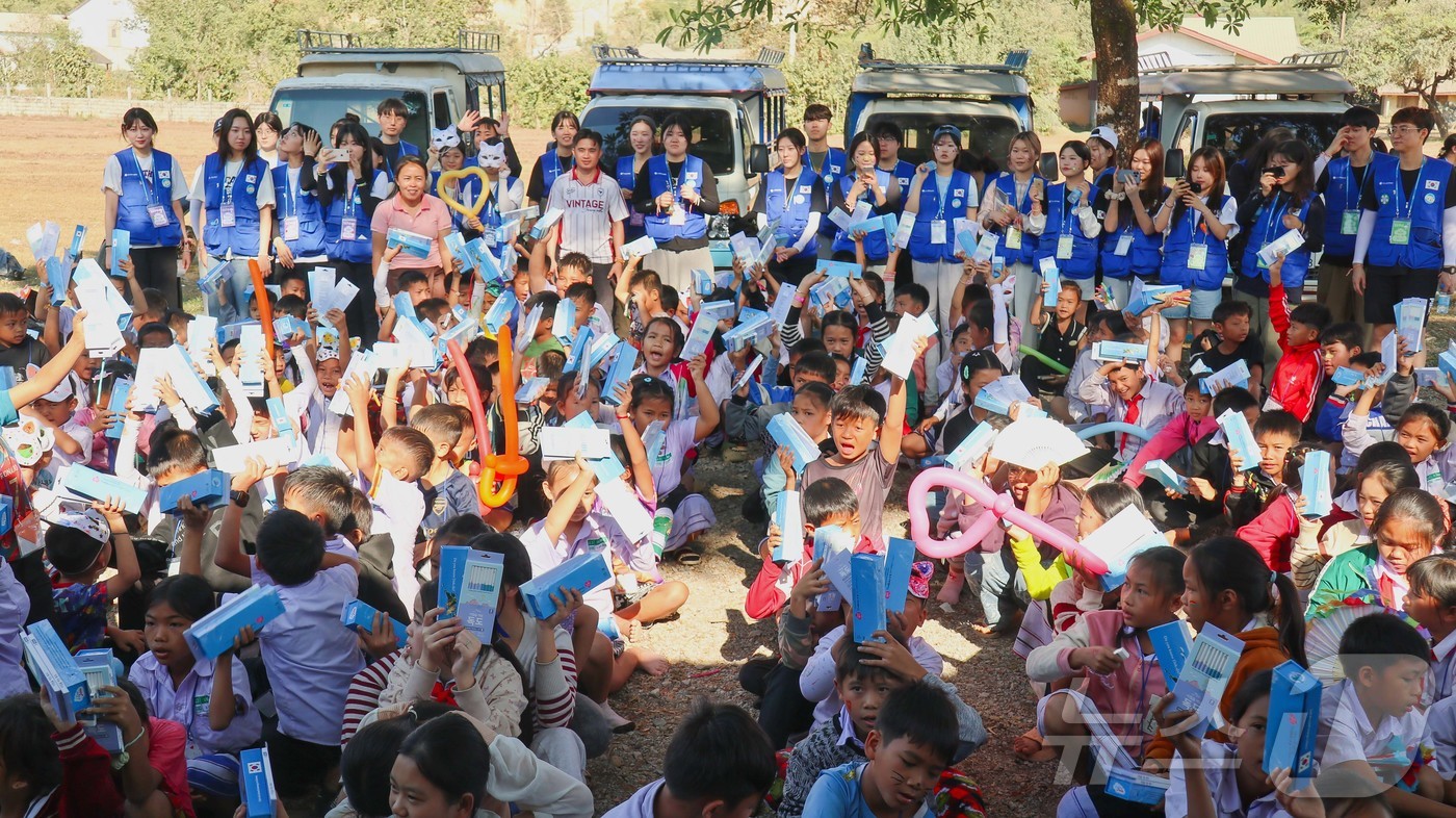 (서울=뉴스1) = 한국청소년진흥협회(KYPA) 대학생 해외 봉사단 13기가 7일(현지시간) 라오스 방비엥 폰숙초등학교를 방문해 학생들에게 삼성물산에서 후원한 봉사물품을 전달하고 …