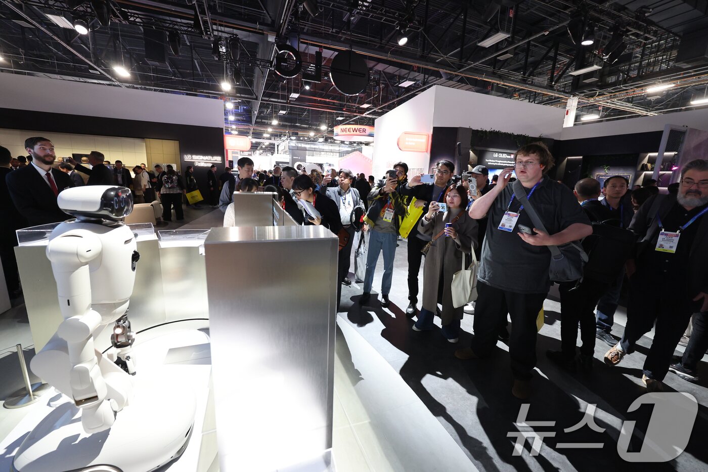 본문 이미지 - 세계 최대 IT(정보기술)·가전 전시회 'CES 2026' 개막 일인 6일(현지시간) 미국 네바다주 라스베이거스 컨벤션센터(LVCC)에서 LG 부스를 찾은 관람객들이 가정용 로봇 '클로이드'를 살펴보고 있다. 2026.1.7/뉴스1 ⓒ News1 황기선 기자