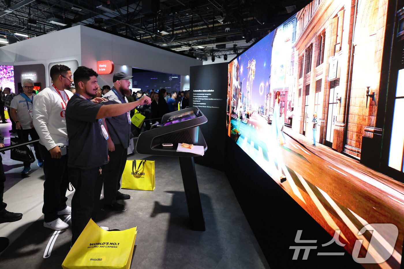 본문 이미지 - 세계 최대 IT(정보기술)·가전 전시회 'CES 2026' 개막 일인 6일(현지시간) 미국 네바다주 라스베이거스 컨벤션센터(LVCC)에서 LG 부스를 찾은 관람객들이 제품을 살펴보고 있다. 2026.1.7/뉴스1 ⓒ News1 황기선 기자