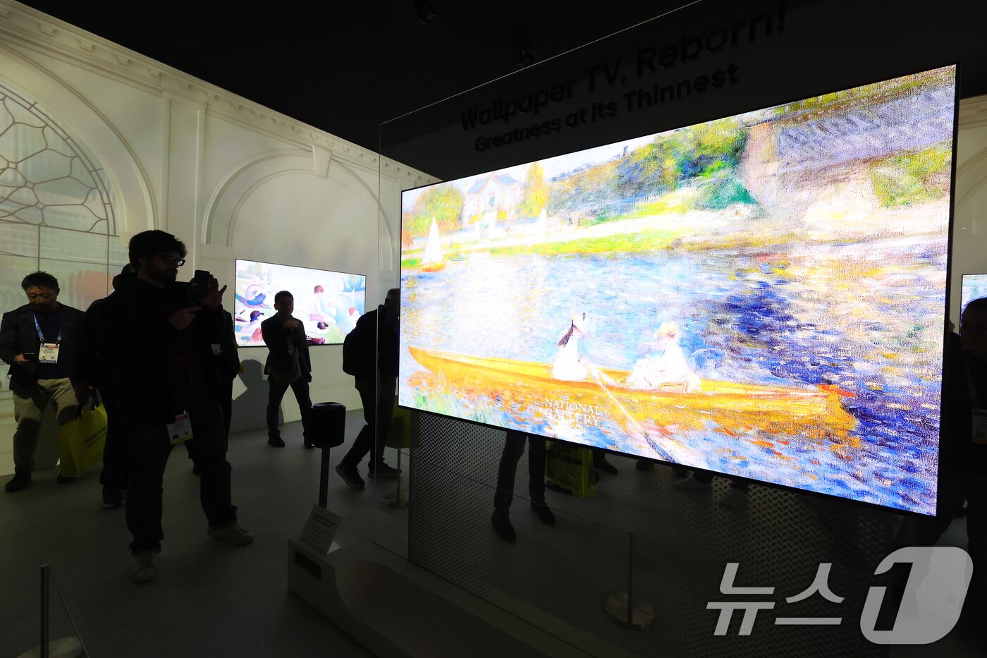 본문 이미지 - 세계 최대 IT(정보기술)·가전 전시회 'CES 2026' 개막 일인 6일(현지시간) 미국 네바다주 라스베이거스 컨벤션센터(LVCC)에서 LG 부스를 찾은 관람객들이 제품을 살펴보고 있다. 2026.1.7/뉴스1 ⓒ News1 황기선 기자