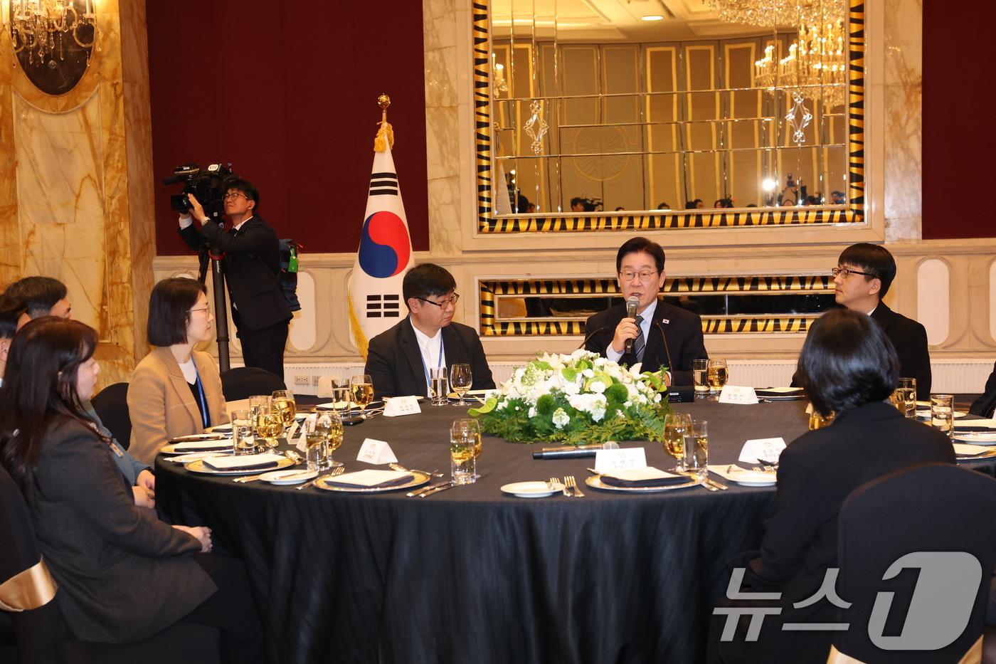 (상하이(중국)=뉴스1) 허경 기자 = 중국을 국빈방문 중인 이재명 대통령이 7일 상하이시에서 열린 순방기자단 오찬간담회에서 발언하고 있다. 2026.1.7/뉴스1