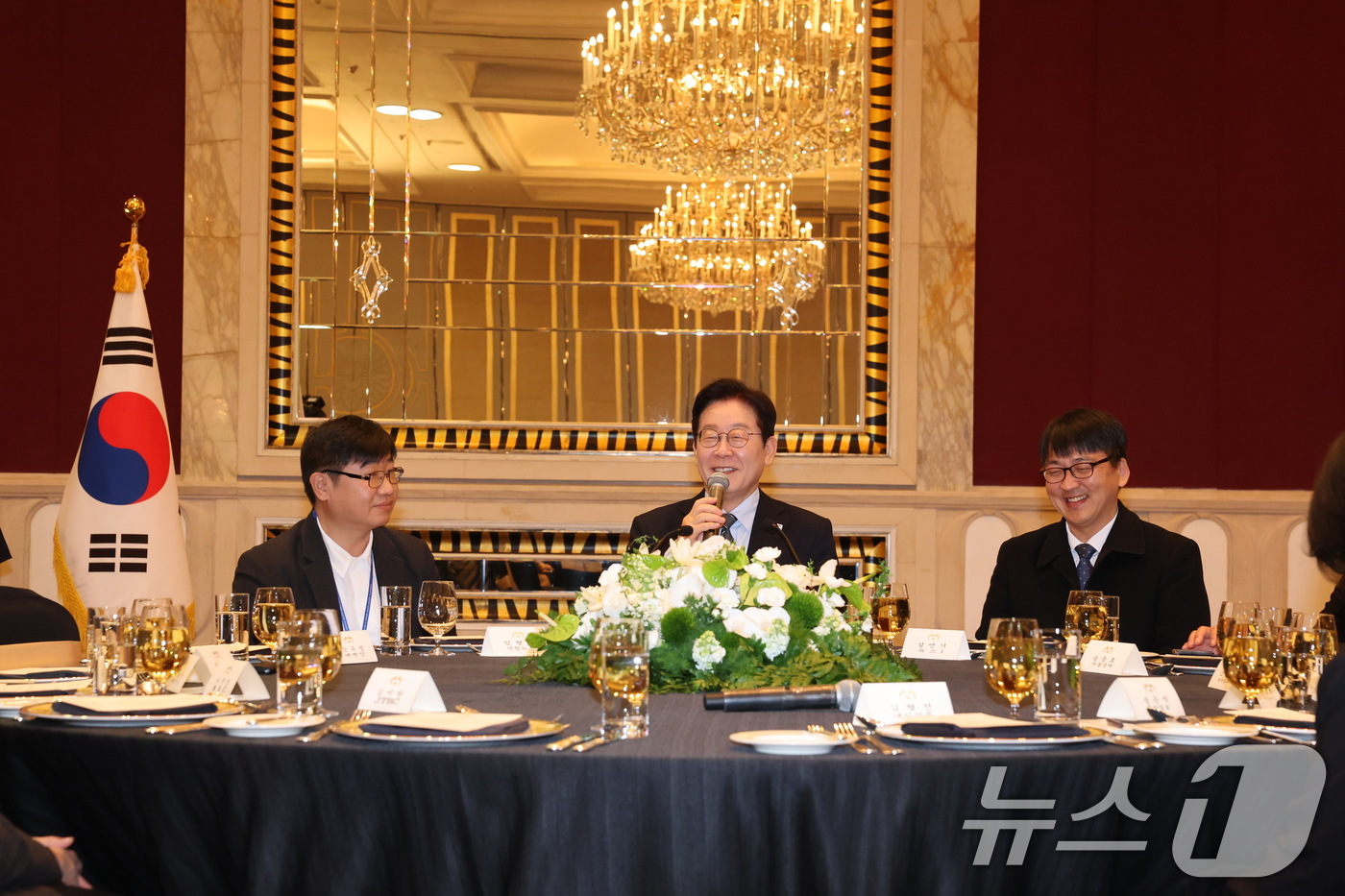 (상하이(중국)=뉴스1) 허경 기자 = 중국을 국빈방문 중인 이재명 대통령이 7일 상하이시에서 열린 순방기자단 오찬간담회에서 발언하고 있다. 2026.1.7/뉴스1