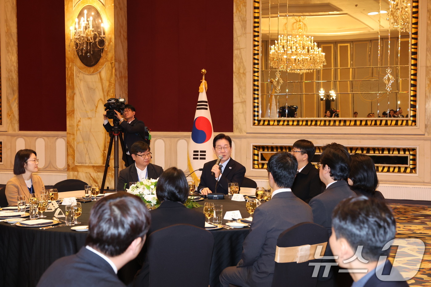 (상하이(중국)=뉴스1) 허경 기자 = 중국을 국빈방문 중인 이재명 대통령이 7일 상하이시에서 열린 순방기자단 오찬간담회에서 발언하고 있다. 2026.1.7/뉴스1