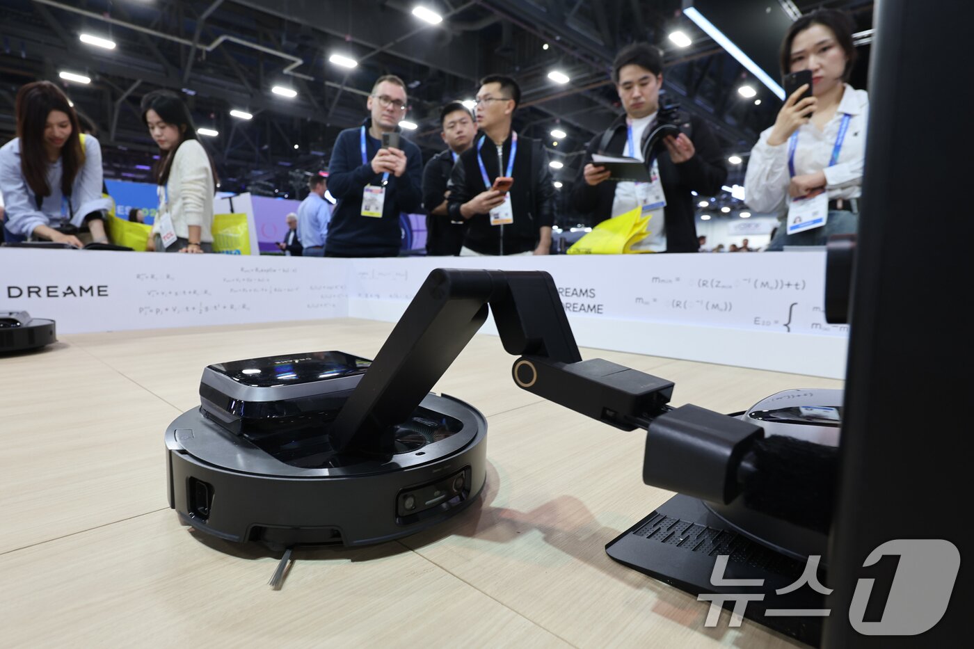 본문 이미지 - 세계 최대 IT(정보기술)·가전 전시회 'CES 2026' 개막 일인 6일(현지시간) 미국 네바다주 라스베이거스 컨벤션센터(LVCC)에서 드리미 부스를 찾은 관람객들이 제품을 살펴보고 있다. 2026.1.7/뉴스1 ⓒ News1 황기선 기자