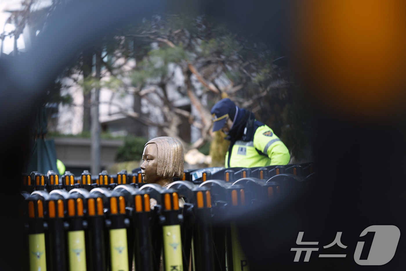 (서울=뉴스1) 박정호 기자 = 7일 낮 서울 종로구 중학동 옛 일본대사관 앞 평화의 소녀상 주위에서 경찰이 소녀상을 지키고 있다.이재명 대통령은 전날 엑스(X·옛 트위터)에 "이 …