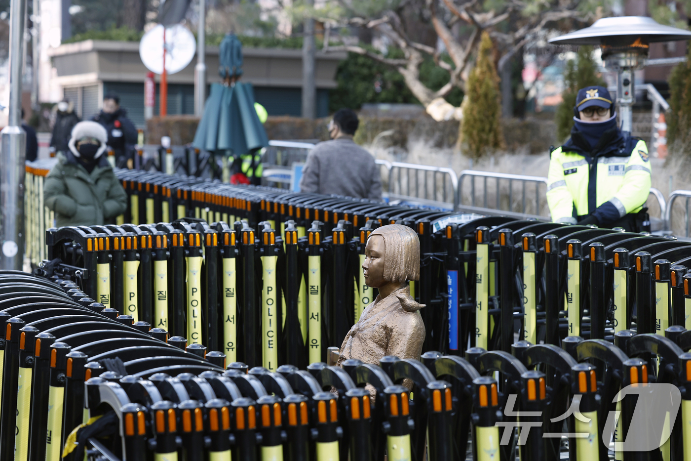 (서울=뉴스1) 박정호 기자 = 7일 낮 서울 종로구 중학동 옛 일본대사관 앞 평화의 소녀상 주위에서 경찰이 소녀상을 지키고 있다.이재명 대통령은 전날 엑스(X·옛 트위터)에 "이 …