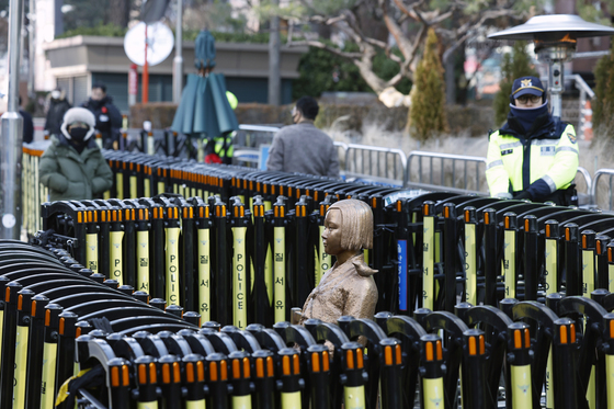 평화의 소녀상 철거 시위 대비하는 경찰