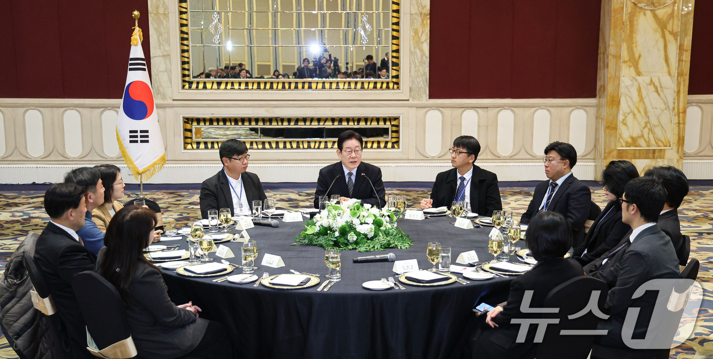 (상하이(중국)=뉴스1) 허경 기자 = 중국을 국빈방문 중인 이재명 대통령이 7일 상하이시에서 열린 순방기자단 오찬간담회에서 발언하고 있다. 2026.1.7/뉴스1