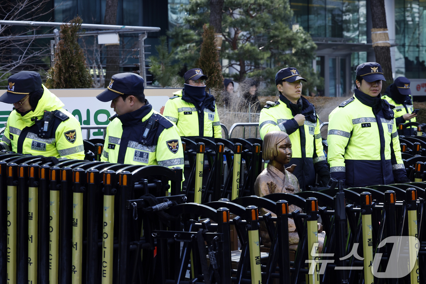 (서울=뉴스1) 박정호 기자 = 7일 낮 서울 종로구 중학동 옛 일본대사관 앞 평화의 소녀상 주위에서 경찰이 소녀상을 지키고 있다.이재명 대통령은 전날 엑스(X·옛 트위터)에 "이 …