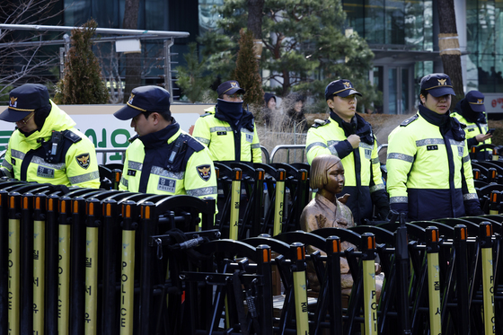 소녀상 지키는 경찰