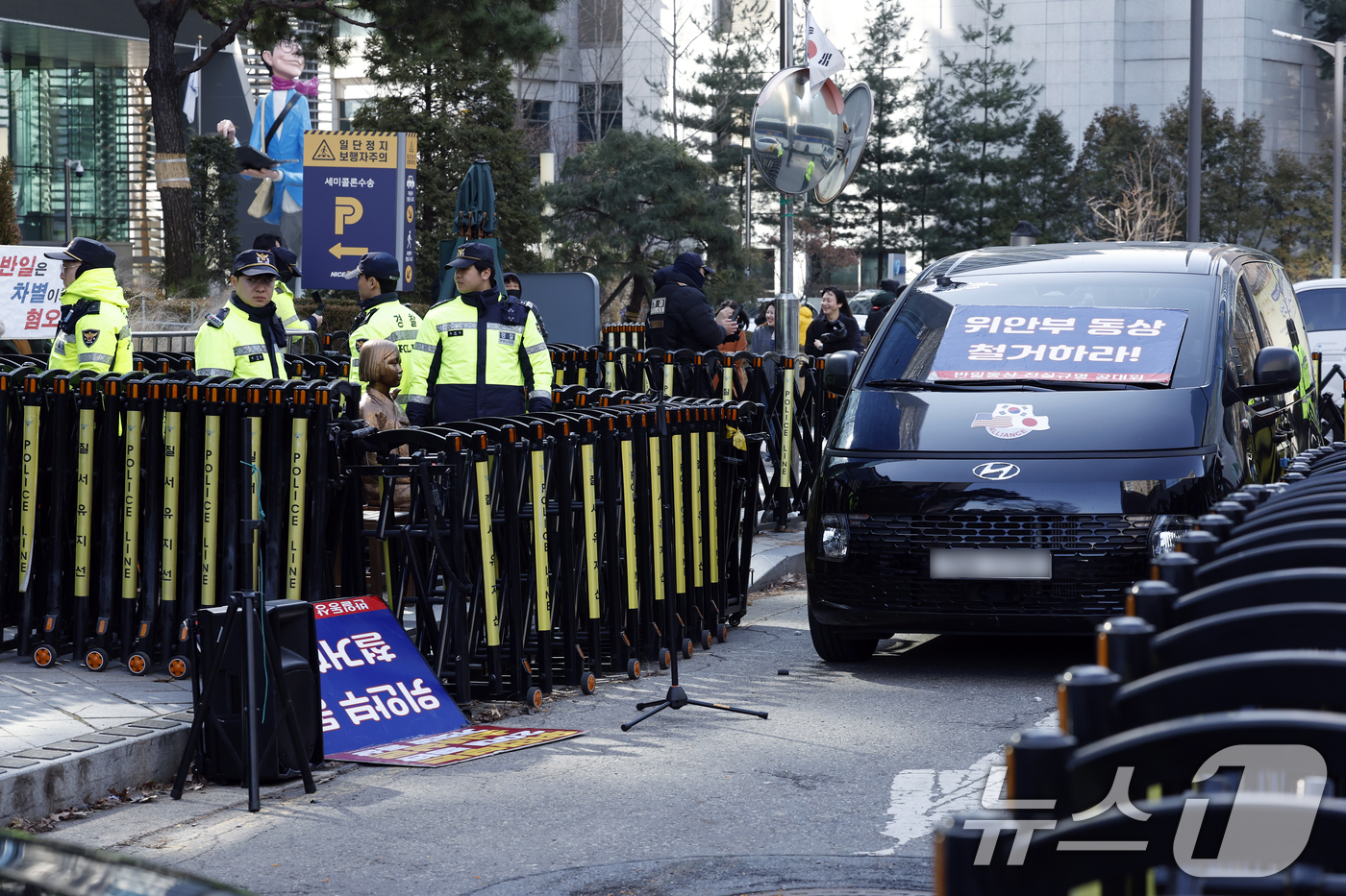 (서울=뉴스1) 박정호 기자 = 7일 낮 서울 종로구 중학동 옛 일본대사관 앞 평화의 소녀상 주위에서 경찰이 소녀상을 지키는 가운데 앞에 극우단체 차량이 주차되어 있다.이재명 대통 …