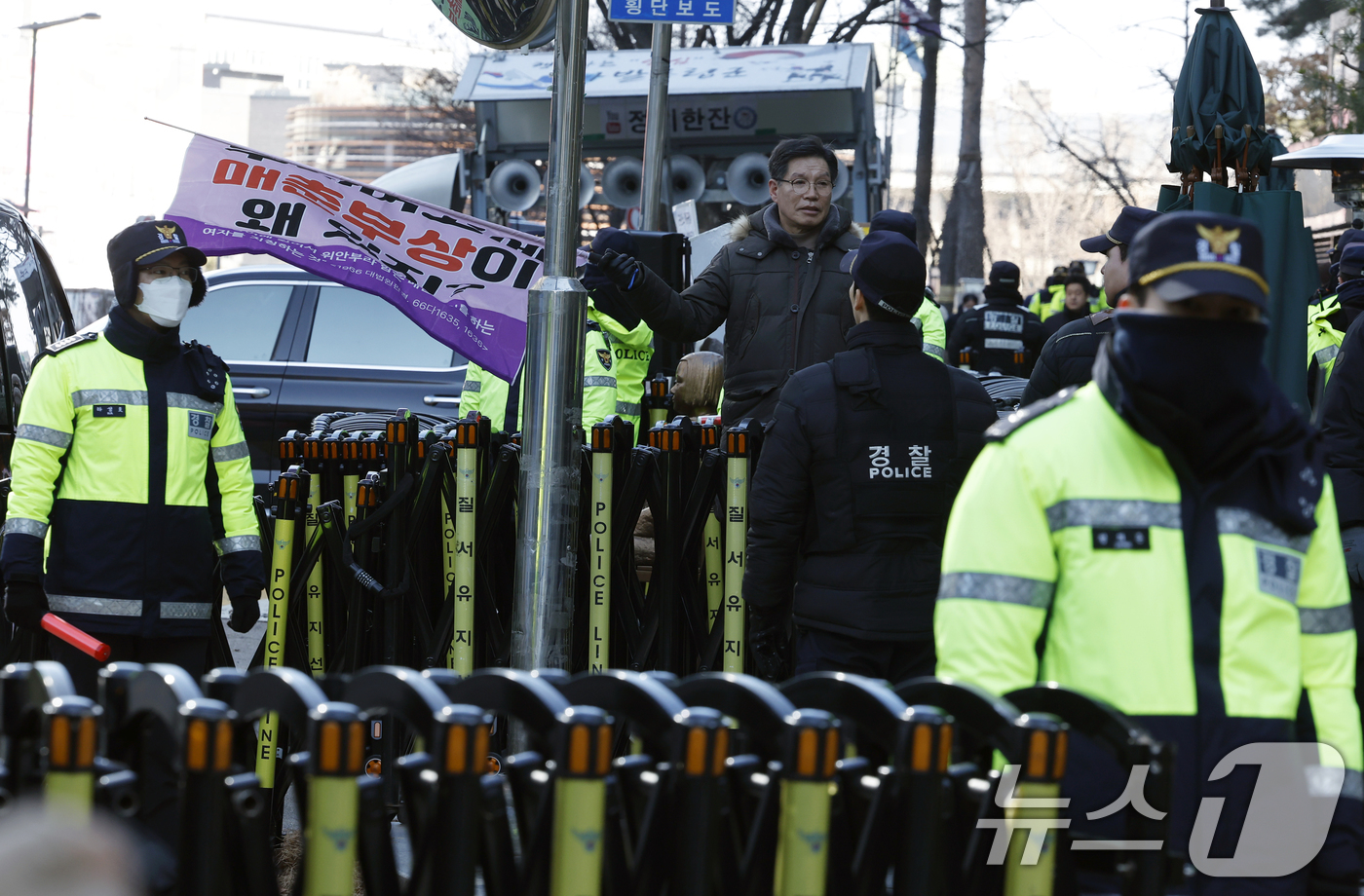 (서울=뉴스1) 박정호 기자 = 전국을 돌며 일본군 위안부 피해자를 상징하는 '평화의 소녀상'을 대상으로 철거 시위를 벌인 극우단체 위안부법폐지국민행동의 김병헌 대표가 7일 낮 서 …