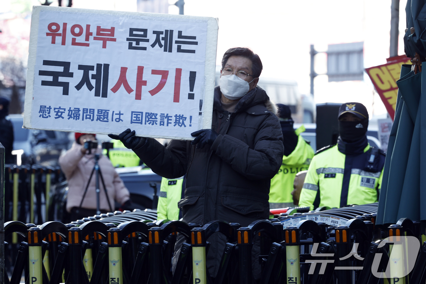 (서울=뉴스1) 박정호 기자 = 전국을 돌며 일본군 위안부 피해자를 상징하는 '평화의 소녀상'을 대상으로 철거 시위를 벌인 극우단체 위안부법폐지국민행동의 김병헌 대표가 7일 낮 서 …