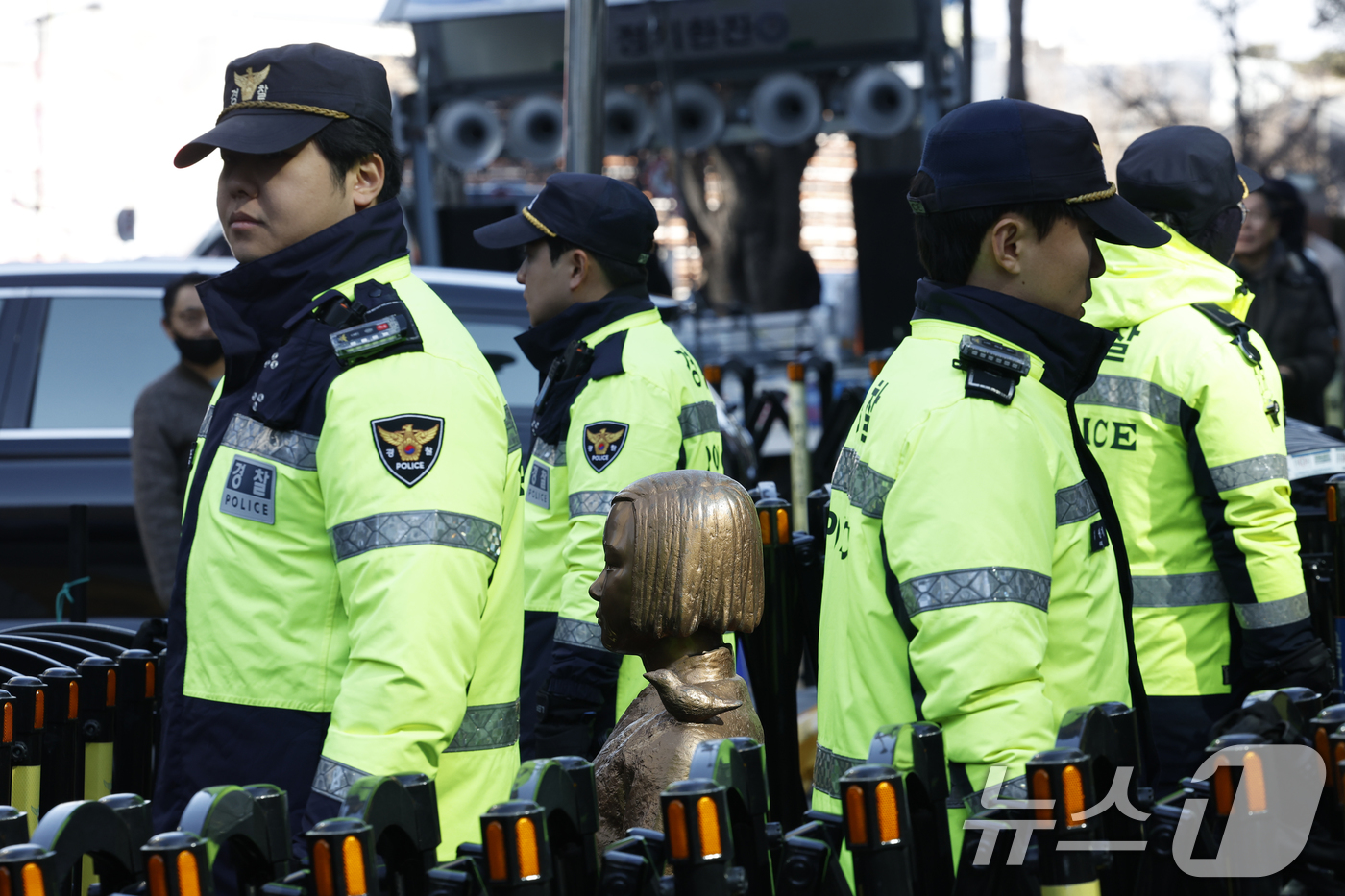 (서울=뉴스1) 박정호 기자 = 7일 낮 서울 종로구 중학동 옛 일본대사관 앞 평화의 소녀상 주위에서 경찰이 소녀상을 지키고 있다.이재명 대통령은 전날 엑스(X·옛 트위터)에 "이 …