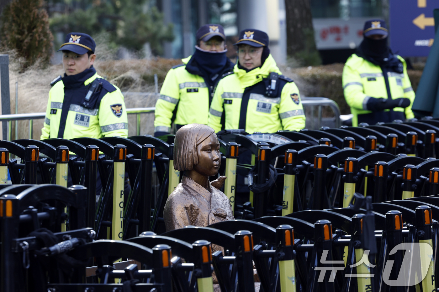 (서울=뉴스1) 박정호 기자 = 7일 낮 서울 종로구 중학동 옛 일본대사관 앞 평화의 소녀상 주위에서 경찰이 소녀상을 지키고 있다.이재명 대통령은 전날 엑스(X·옛 트위터)에 "이 …