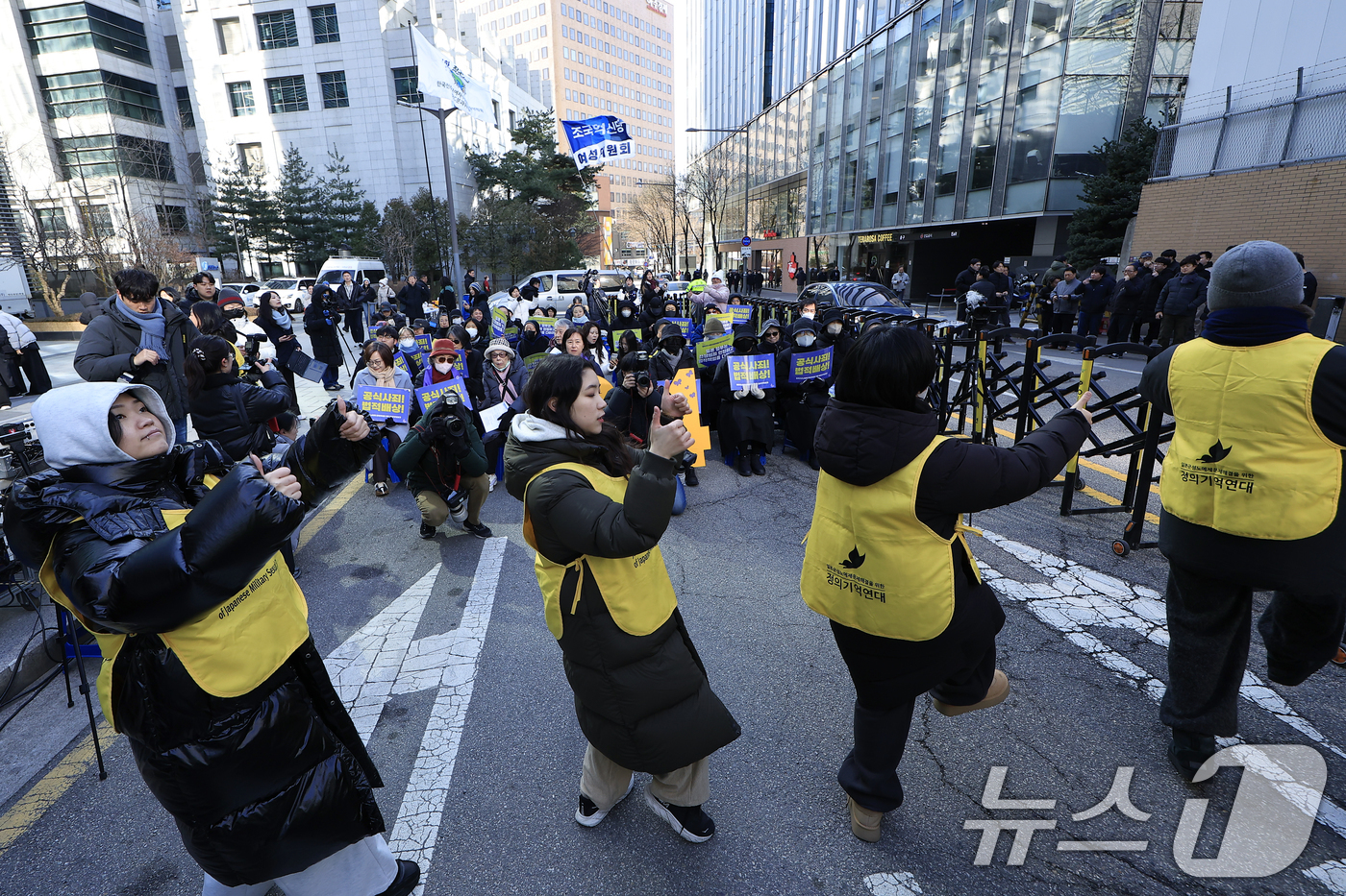 (서울=뉴스1) 박정호 기자 = 7일 낮 서울 종로구 중학동 옛 일본대사관 앞에서 열린 1734차 일본군 성노예제 문제해결을 위한 수요시위에서 참가자들이 바위처럼에 맞춰 율동을 하 …