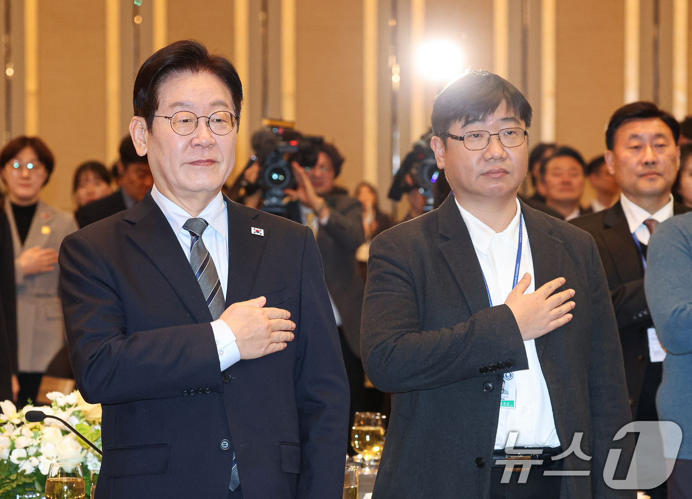 (상하이(중국)=뉴스1) 허경 기자 = 중국을 국빈방문 중인 이재명 대통령이 7일 상하이시에서 열린 순방기자단 오찬간담회에서 국민의례를 하고 있다. 2026.1.7/뉴스1